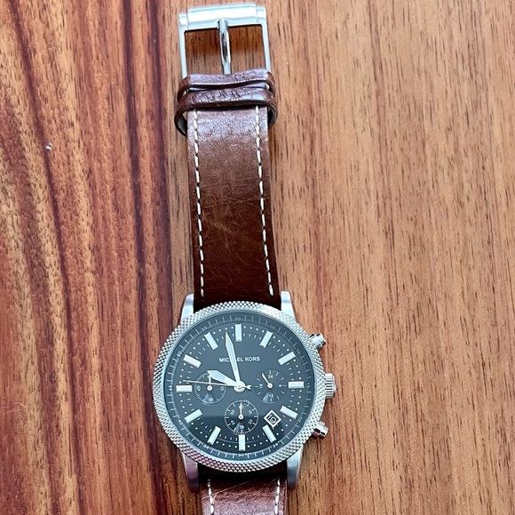 MICHAEL KORS Oversized Hutton Silver-Tone and Leather Watch (Style# MK8955) - Picture 2 of 3